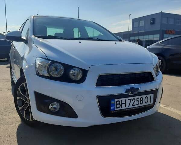 Белый Шевроле Соник, объемом двигателя 1.8 л и пробегом 151 тыс. км за 8500 $, фото 2 на Automoto.ua