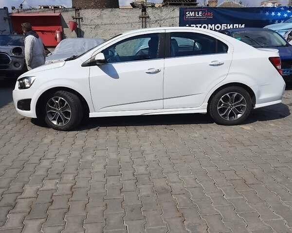 Белый Шевроле Соник, объемом двигателя 1.8 л и пробегом 151 тыс. км за 8500 $, фото 1 на Automoto.ua