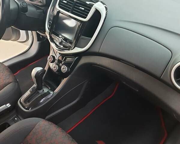 Белый Шевроле Соник, объемом двигателя 1.8 л и пробегом 151 тыс. км за 8500 $, фото 3 на Automoto.ua