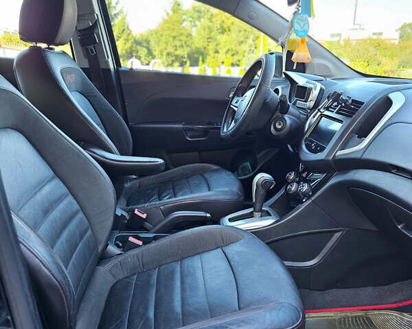 Черный Шевроле Соник, объемом двигателя 1.36 л и пробегом 144 тыс. км за 7500 $, фото 4 на Automoto.ua