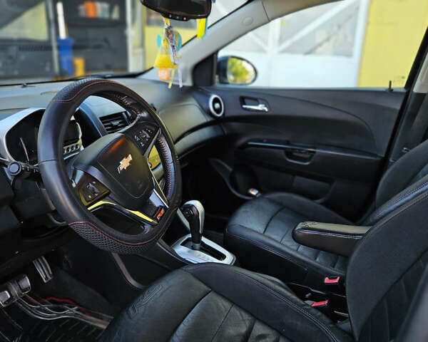 Черный Шевроле Соник, объемом двигателя 1.36 л и пробегом 144 тыс. км за 7500 $, фото 10 на Automoto.ua