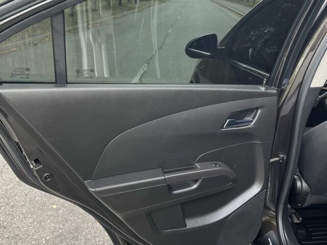 Черный Шевроле Соник, объемом двигателя 1.8 л и пробегом 137 тыс. км за 6500 $, фото 8 на Automoto.ua