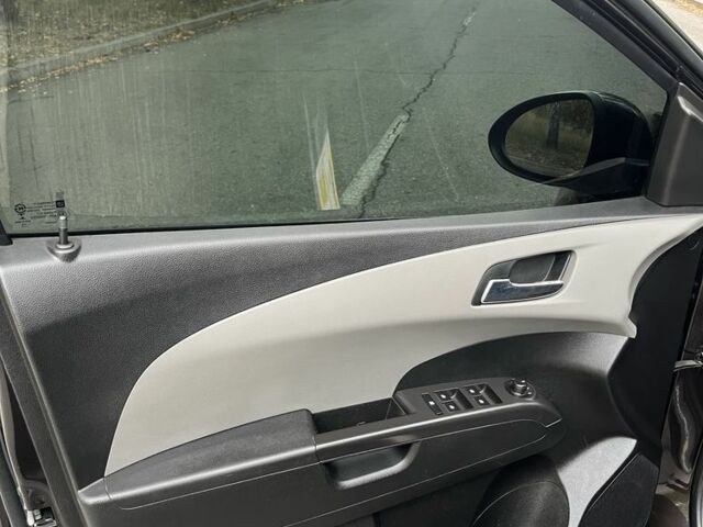 Черный Шевроле Соник, объемом двигателя 1.8 л и пробегом 137 тыс. км за 6500 $, фото 6 на Automoto.ua