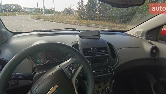 Красный Шевроле Соник, объемом двигателя 1.8 л и пробегом 222 тыс. км за 5800 $, фото 13 на Automoto.ua