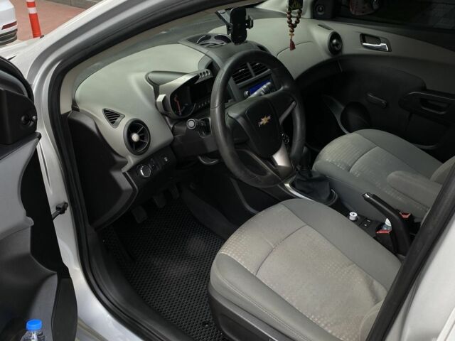 Серый Шевроле Соник, объемом двигателя 1.8 л и пробегом 247 тыс. км за 7300 $, фото 16 на Automoto.ua