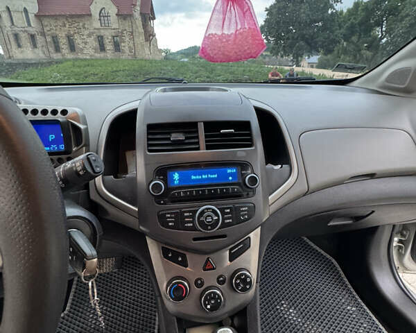 Серый Шевроле Соник, объемом двигателя 1.8 л и пробегом 251 тыс. км за 5950 $, фото 13 на Automoto.ua