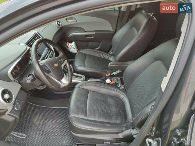 Серый Шевроле Соник, объемом двигателя 1.4 л и пробегом 228 тыс. км за 9500 $, фото 12 на Automoto.ua