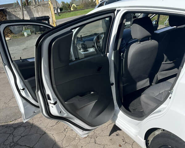 Белый Шевроле Спарк, объемом двигателя 1.2 л и пробегом 156 тыс. км за 5800 $, фото 9 на Automoto.ua