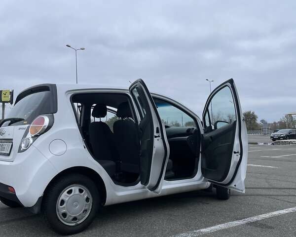 Шевроле Спарк 2010 у Києві на Automoto.ua Білий Шевроле Спарк, об'ємом двигуна 1 л та пробігом 219 тис. км за 4500 $, фото 5 на Automoto.ua