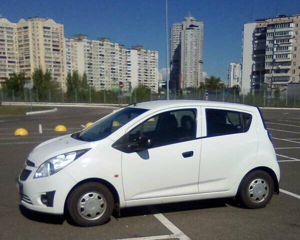 Белый Шевроле Спарк, объемом двигателя 1 л и пробегом 140 тыс. км за 5500 $, фото 1 на Automoto.ua