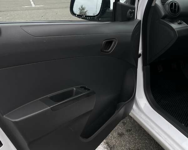 Шевроле Спарк 2010 у Києві на Automoto.ua Білий Шевроле Спарк, об'ємом двигуна 1 л та пробігом 219 тис. км за 4500 $, фото 22 на Automoto.ua