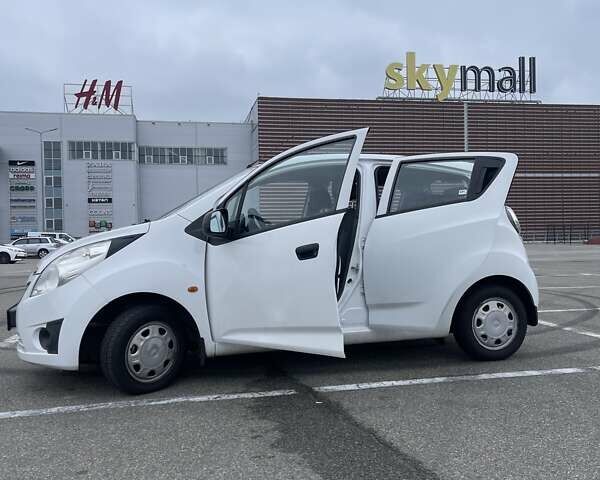 Шевроле Спарк 2010 у Києві на Automoto.ua Білий Шевроле Спарк, об'ємом двигуна 1 л та пробігом 219 тис. км за 4500 $, фото 3 на Automoto.ua