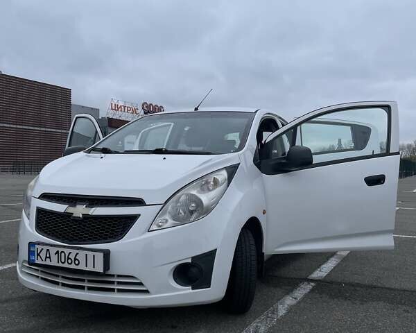 Шевроле Спарк 2010 у Києві на Automoto.ua Білий Шевроле Спарк, об'ємом двигуна 1 л та пробігом 219 тис. км за 4500 $, фото 1 на Automoto.ua