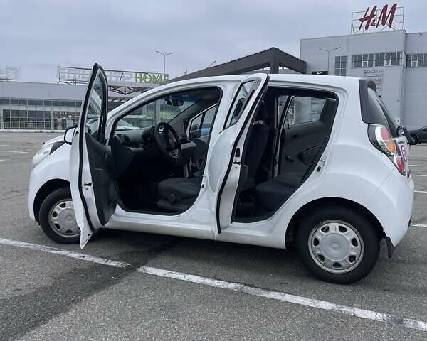 Шевроле Спарк 2010 у Києві на Automoto.ua Білий Шевроле Спарк, об'ємом двигуна 1 л та пробігом 219 тис. км за 4500 $, фото 4 на Automoto.ua