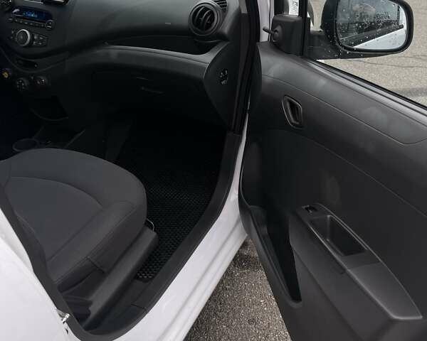 Шевроле Спарк 2010 у Києві на Automoto.ua Білий Шевроле Спарк, об'ємом двигуна 1 л та пробігом 219 тис. км за 4500 $, фото 24 на Automoto.ua