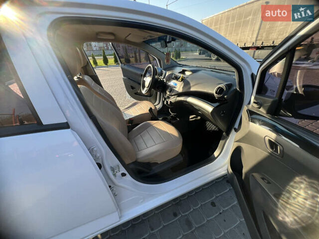 Білий Шевроле Спарк, об'ємом двигуна 1 л та пробігом 170 тис. км за 3500 $, фото 10 на Automoto.ua