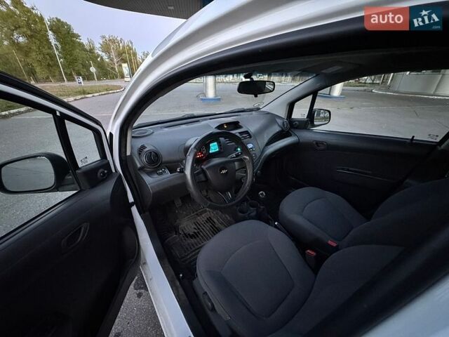 Белый Шевроле Спарк, объемом двигателя 1 л и пробегом 180 тыс. км за 4300 $, фото 14 на Automoto.ua