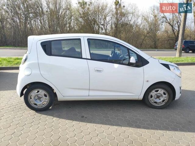 Білий Шевроле Спарк, об'ємом двигуна 1 л та пробігом 292 тис. км за 4000 $, фото 1 на Automoto.ua