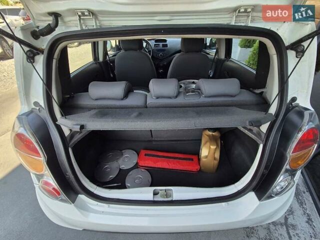 Белый Шевроле Спарк, объемом двигателя 1 л и пробегом 94 тыс. км за 4943 $, фото 15 на Automoto.ua