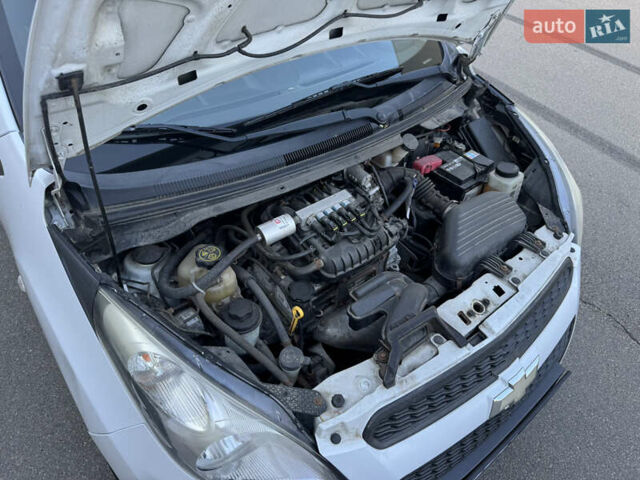 Белый Шевроле Спарк, объемом двигателя 1 л и пробегом 143 тыс. км за 3600 $, фото 44 на Automoto.ua