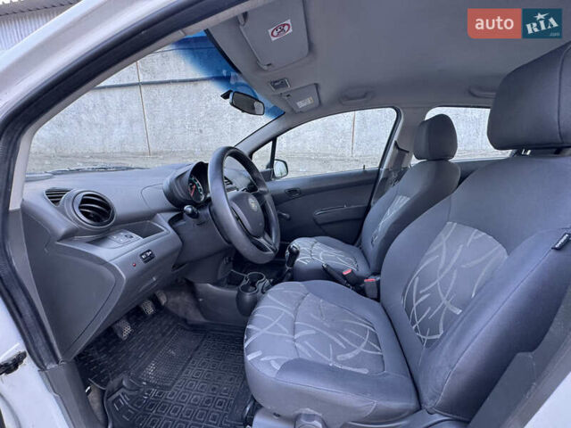 Белый Шевроле Спарк, объемом двигателя 1 л и пробегом 143 тыс. км за 3600 $, фото 32 на Automoto.ua