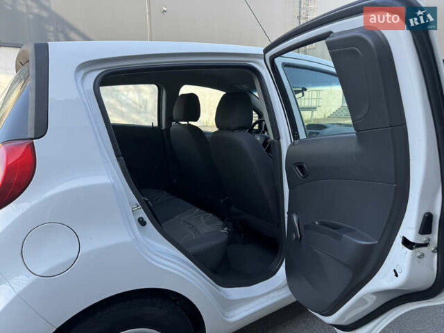 Белый Шевроле Спарк, объемом двигателя 1 л и пробегом 143 тыс. км за 3600 $, фото 35 на Automoto.ua