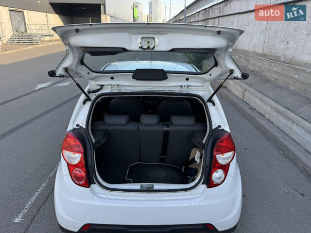 Белый Шевроле Спарк, объемом двигателя 1 л и пробегом 143 тыс. км за 3600 $, фото 46 на Automoto.ua