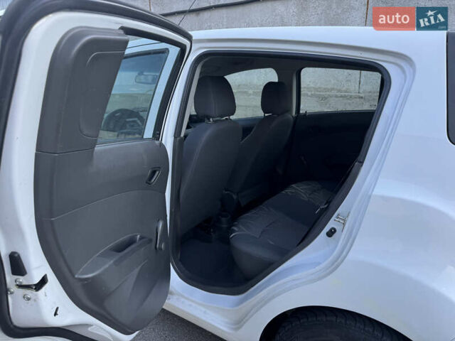 Белый Шевроле Спарк, объемом двигателя 1 л и пробегом 143 тыс. км за 3600 $, фото 33 на Automoto.ua