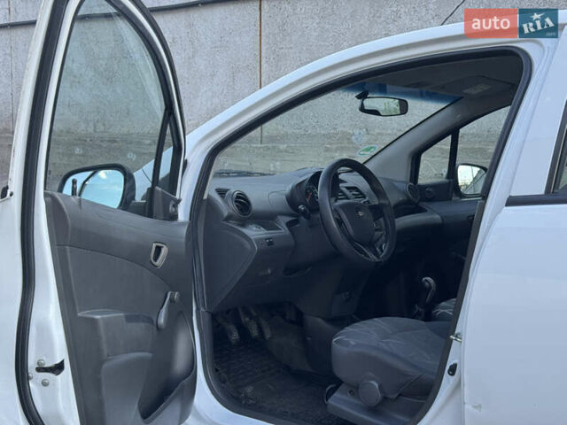 Белый Шевроле Спарк, объемом двигателя 1 л и пробегом 143 тыс. км за 3600 $, фото 38 на Automoto.ua