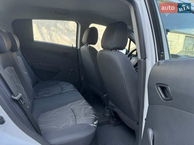 Белый Шевроле Спарк, объемом двигателя 1 л и пробегом 143 тыс. км за 3600 $, фото 38 на Automoto.ua