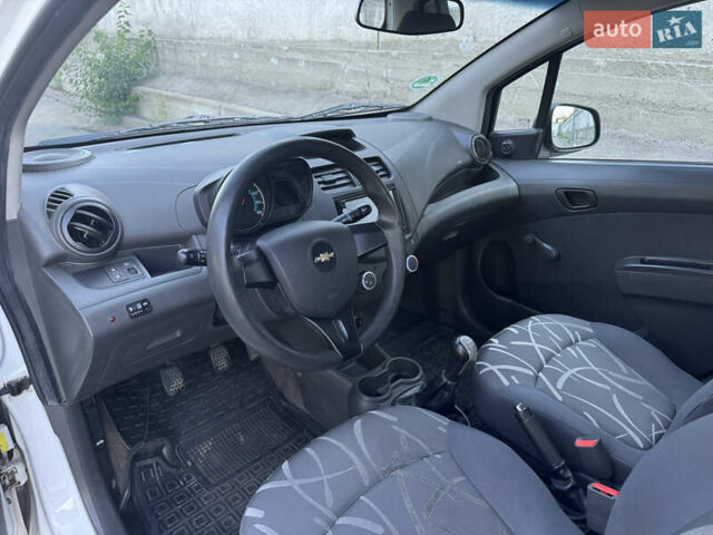 Белый Шевроле Спарк, объемом двигателя 1 л и пробегом 143 тыс. км за 3600 $, фото 37 на Automoto.ua