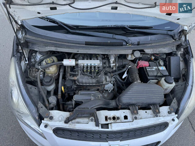 Белый Шевроле Спарк, объемом двигателя 1 л и пробегом 143 тыс. км за 3600 $, фото 45 на Automoto.ua