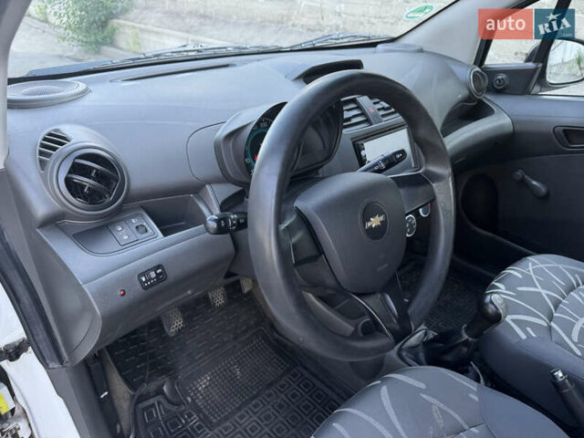 Белый Шевроле Спарк, объемом двигателя 1 л и пробегом 143 тыс. км за 3600 $, фото 30 на Automoto.ua