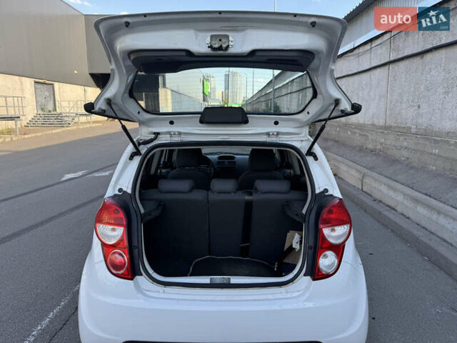 Белый Шевроле Спарк, объемом двигателя 1 л и пробегом 143 тыс. км за 3600 $, фото 42 на Automoto.ua