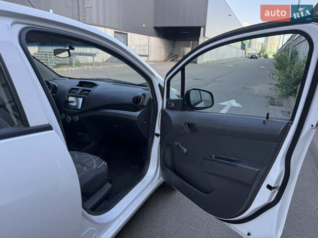 Белый Шевроле Спарк, объемом двигателя 1 л и пробегом 143 тыс. км за 3600 $, фото 24 на Automoto.ua