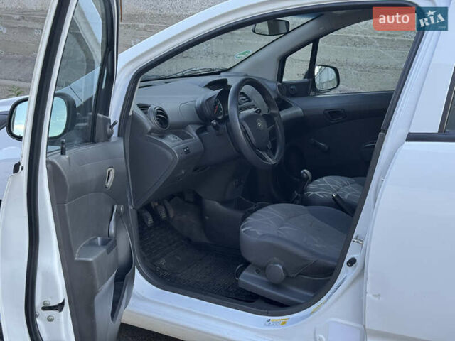 Белый Шевроле Спарк, объемом двигателя 1 л и пробегом 143 тыс. км за 3600 $, фото 39 на Automoto.ua