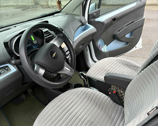 Білий Шевроле Спарк, об'ємом двигуна 0 л та пробігом 78 тис. км за 10000 $, фото 16 на Automoto.ua