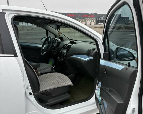 Білий Шевроле Спарк, об'ємом двигуна 0 л та пробігом 78 тис. км за 10000 $, фото 8 на Automoto.ua