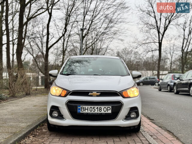 Белый Шевроле Спарк, объемом двигателя 1.4 л и пробегом 150 тыс. км за 8000 $, фото 1 на Automoto.ua