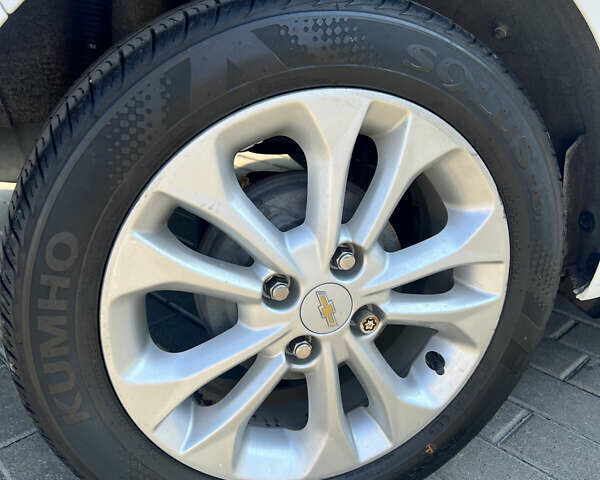 Білий Шевроле Спарк, об'ємом двигуна 1.4 л та пробігом 50 тис. км за 8500 $, фото 14 на Automoto.ua