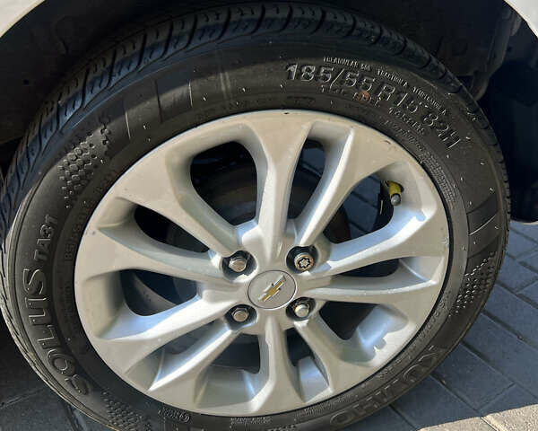 Білий Шевроле Спарк, об'ємом двигуна 1.4 л та пробігом 50 тис. км за 8500 $, фото 12 на Automoto.ua