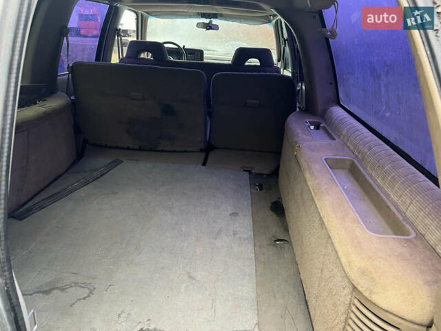 Белый Шевроле Субурбан, объемом двигателя 5.7 л и пробегом 250 тыс. км за 4500 $, фото 9 на Automoto.ua