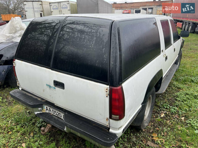 Белый Шевроле Субурбан, объемом двигателя 5.7 л и пробегом 250 тыс. км за 4500 $, фото 5 на Automoto.ua