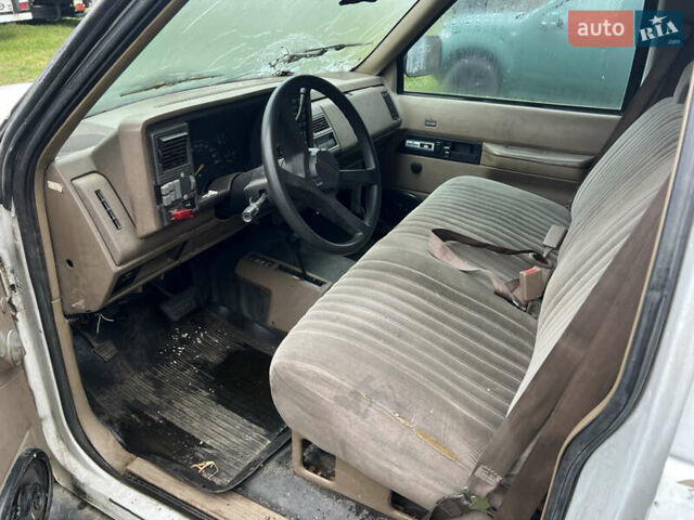 Белый Шевроле Субурбан, объемом двигателя 5.7 л и пробегом 250 тыс. км за 4500 $, фото 8 на Automoto.ua