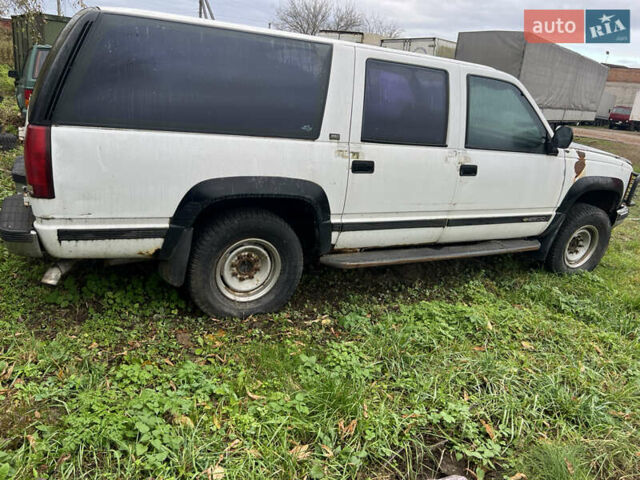 Белый Шевроле Субурбан, объемом двигателя 5.7 л и пробегом 250 тыс. км за 4500 $, фото 4 на Automoto.ua