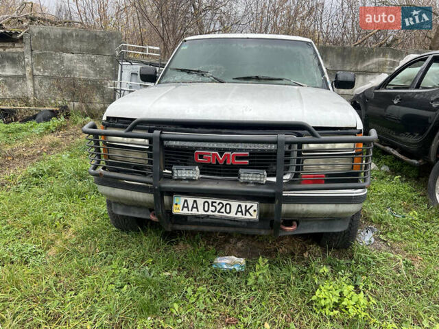 Белый Шевроле Субурбан, объемом двигателя 5.7 л и пробегом 250 тыс. км за 4500 $, фото 1 на Automoto.ua