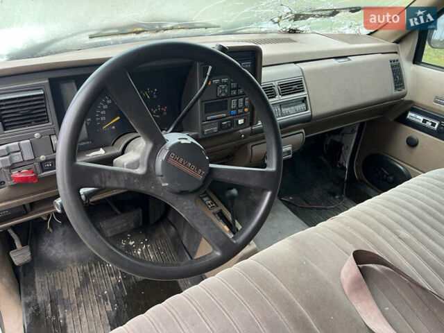 Белый Шевроле Субурбан, объемом двигателя 5.7 л и пробегом 250 тыс. км за 4500 $, фото 7 на Automoto.ua