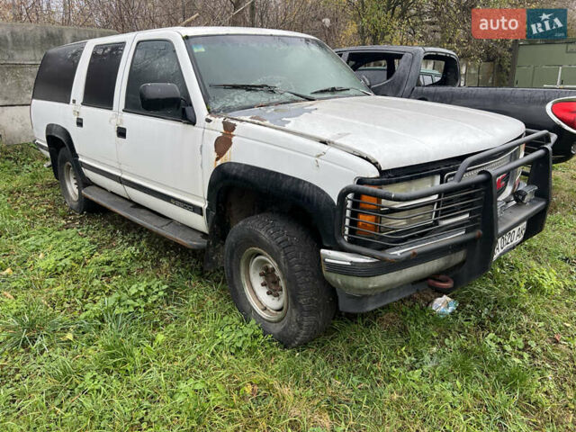 Белый Шевроле Субурбан, объемом двигателя 5.7 л и пробегом 250 тыс. км за 4500 $, фото 2 на Automoto.ua