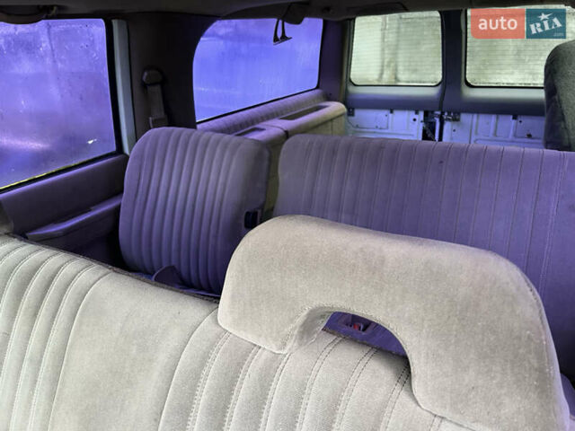 Белый Шевроле Субурбан, объемом двигателя 5.7 л и пробегом 250 тыс. км за 4500 $, фото 11 на Automoto.ua