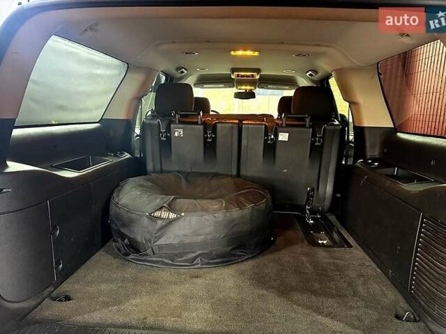 Белый Шевроле Субурбан, объемом двигателя 5.3 л и пробегом 190 тыс. км за 21000 $, фото 4 на Automoto.ua